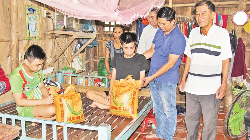 Điểm tựa của người yếu thế