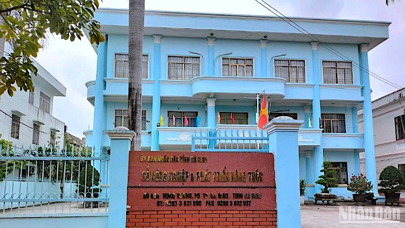 Đình chỉ chức vụ đối với Chánh thanh tra Sở Nông nghiệp và Phát triển nông thôn tỉnh Cà Mau bị khởi tố