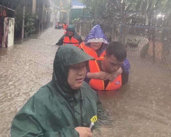 Bảo đảm an toàn tính mạng cho người dân vùng mưa lũ