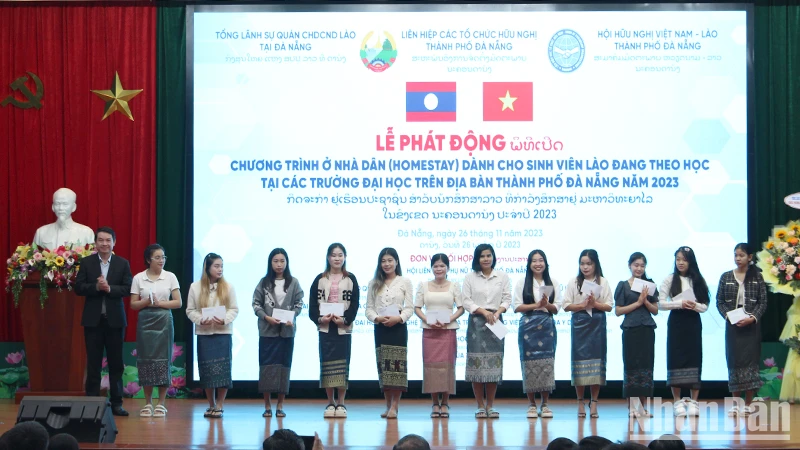 Gắn kết nghĩa tình Việt-Lào với mô hình 
