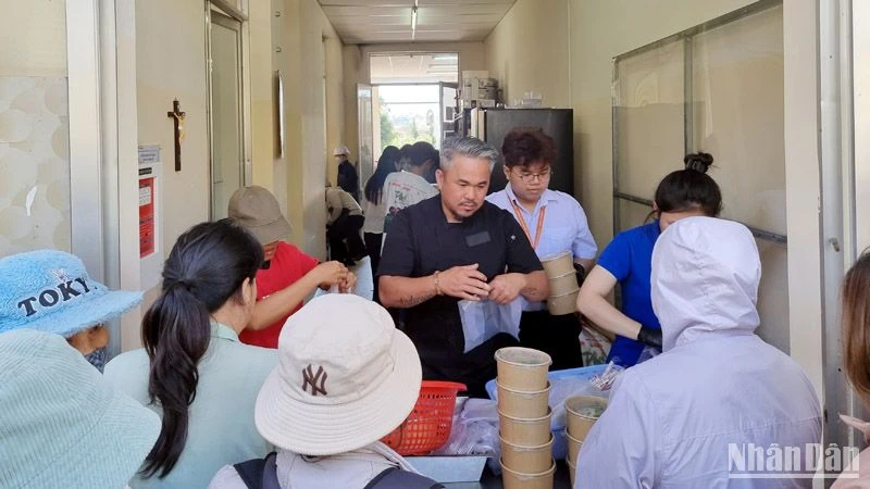 Nấu hàng nghìn tô phở tặng bệnh nhân tại Bệnh viện đa khoa tỉnh Lâm Đồng