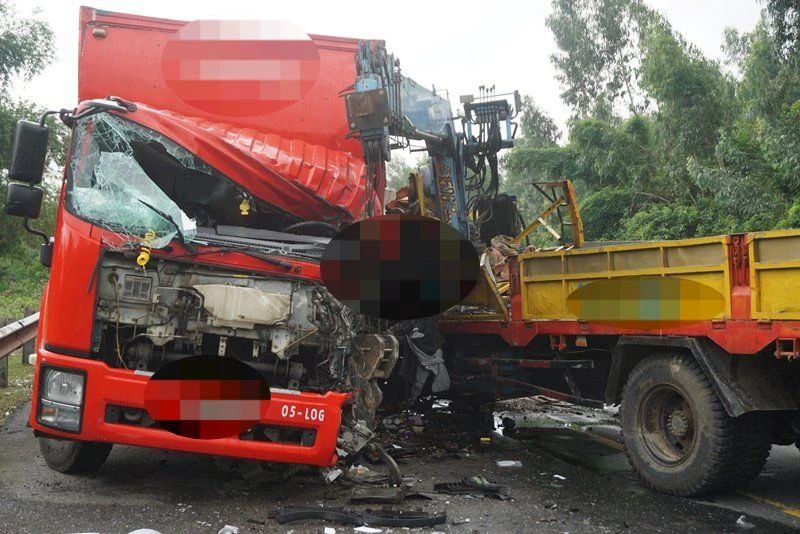 Tai nạn giao thông trên đường tránh Nam Hải Vân: Cứu 4 người mắc kẹt trong cabin