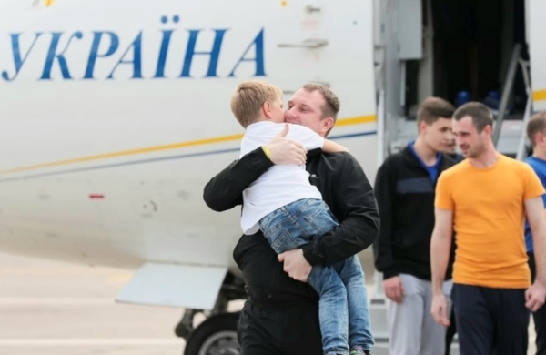 Nga và Ukraine tiến hành đợt trao đổi tù nhân lớn nhất kể từ khi xung đột