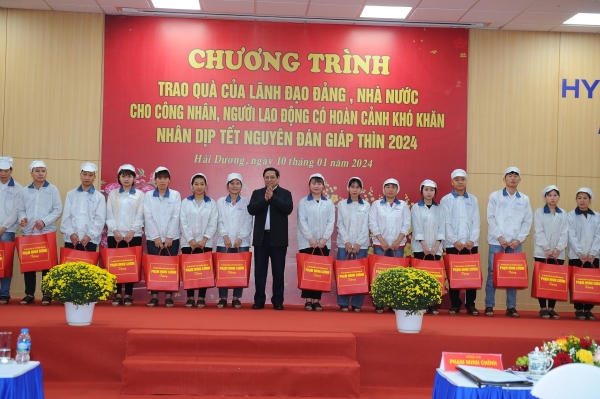 Thủ tướng trao quà Tết cho Công nhân lao động Hải Dương