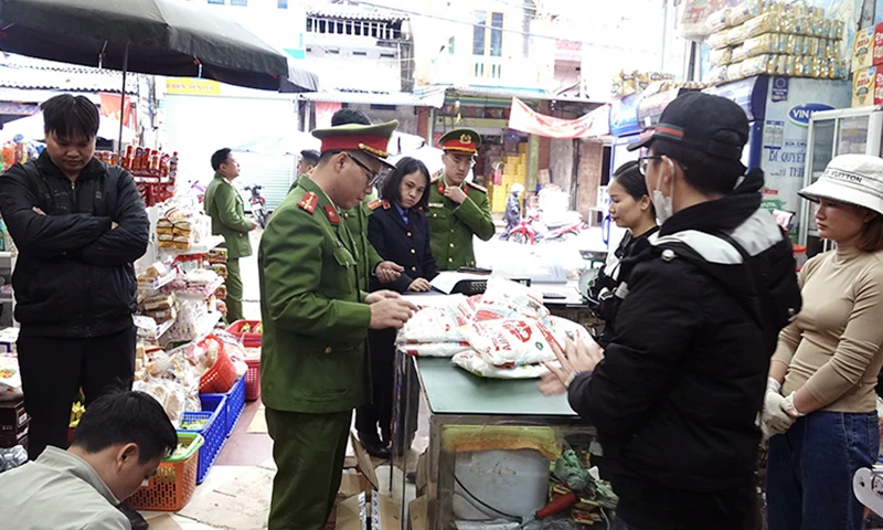 Triệt phá đường dây sản xuất, buôn bán mỳ chính giả quy mô lớn