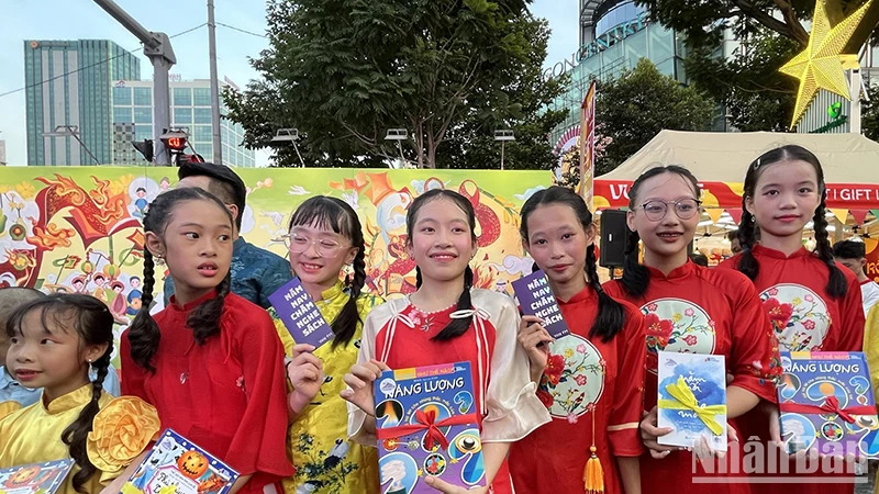 Thành phố Hồ Chí Minh tổ chức “Lì xì sách Tết” cho du khách
