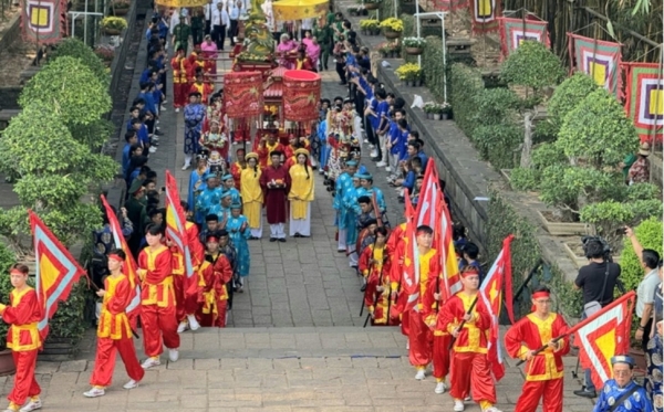 Lãnh đạo TP Hồ Chí Minh và hàng nghìn người dâng hương Giỗ Tổ Hùng Vương