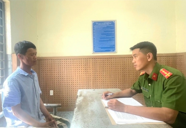 Tạm giữ hình sự đối tượng đốt xe máy trên xe tải của cảnh sát giao thông