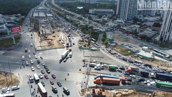 [Ảnh] Người dân lỉnh kỉnh đồ đạc quay trở lại Thành phố Hồ Chí Minh sau nghỉ lễ