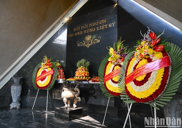 [Ảnh] Lãnh đạo Đảng, Nhà nước dâng hương, tưởng niệm các Anh hùng liệt sĩ tại thành phố Điện Biên Phủ