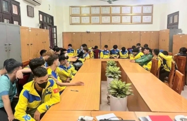 Tạm giữ hình sự 14 lái xe công nghệ về hành vi gây rối trật tự công cộng