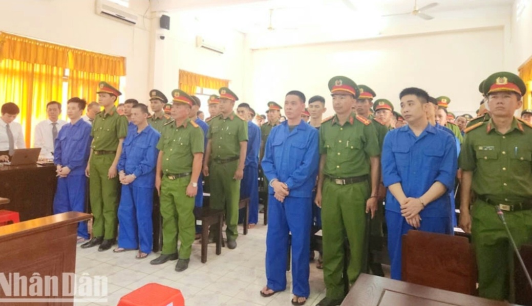 70 “giang hồ” nổ súng giành đất