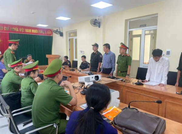 Khởi tố, bắt tạm giam hai cán bộ Chi cục Hải quan cửa khẩu Xín Mần