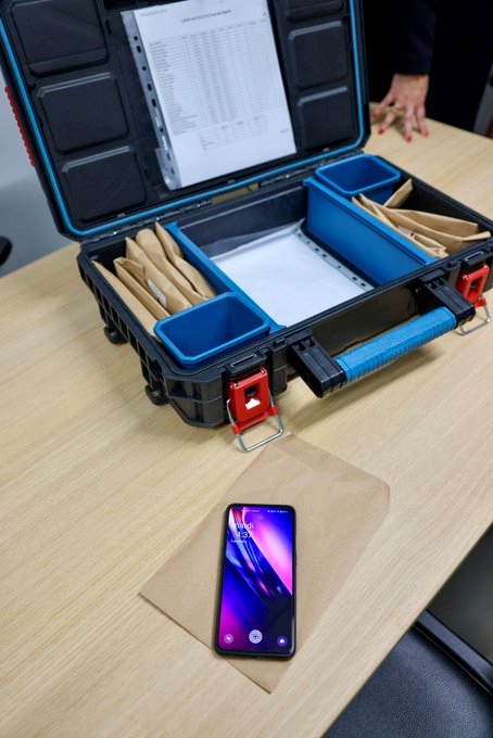 Pháp thắt chặt hơn quy định sử dụng điện thoại trong trường học