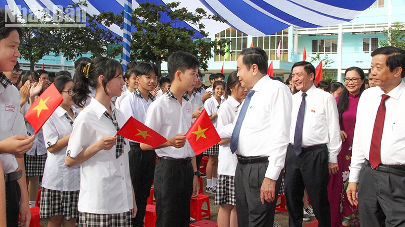 Mỗi thầy, cô giáo là một tấm gương đạo đức, học tập và sáng tạo để khơi dậy cảm hứng các em say mê học tập