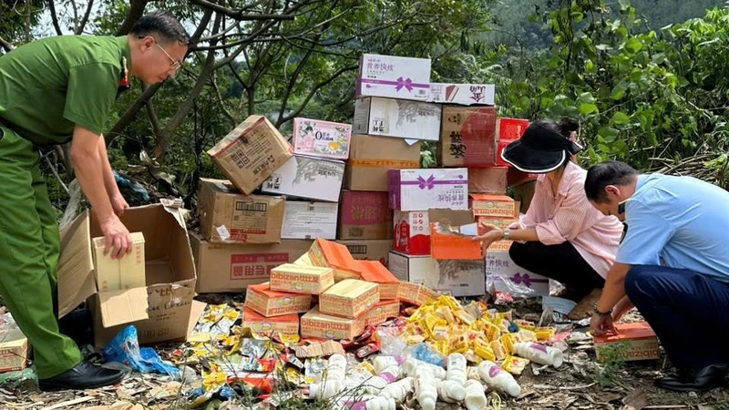 Lai Châu thu giữ, tiêu hủy hàng nghìn bánh trung thu, chân gà