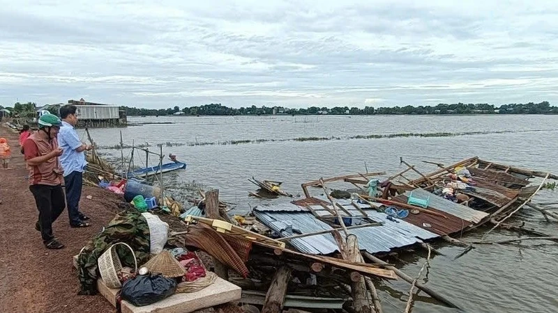 Long An: Lốc xoáy làm 9 nhà dân sập và tốc mái, 2 người bị thương