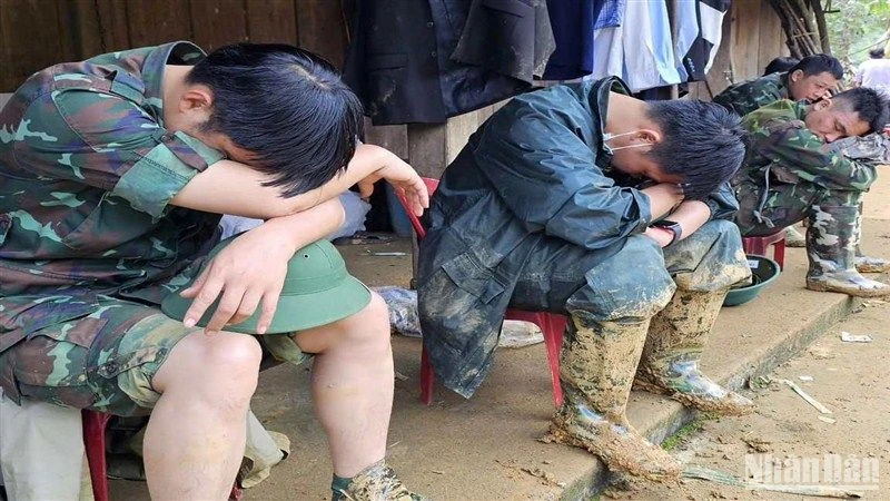 Những chiến sĩ có mặt ở điểm “nóng” trong mưa lũ