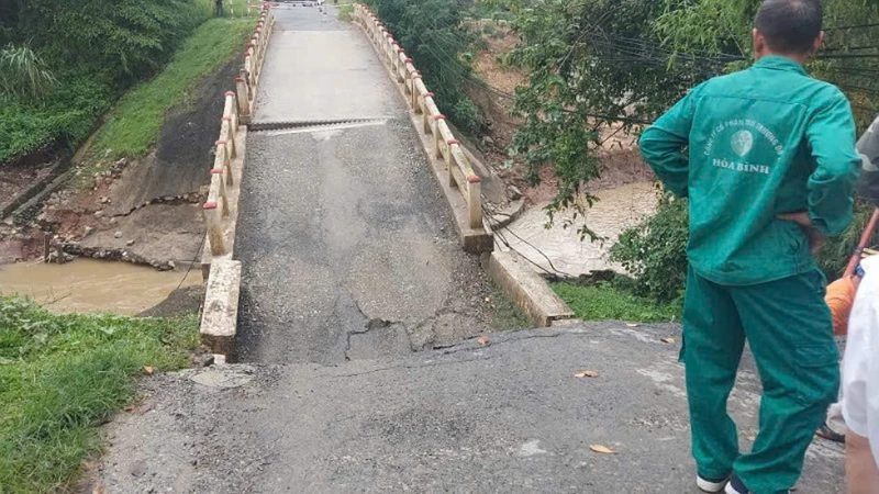 Hòa Bình: Sập đầu cầu Ngòi Móng, đường tỉnh 445