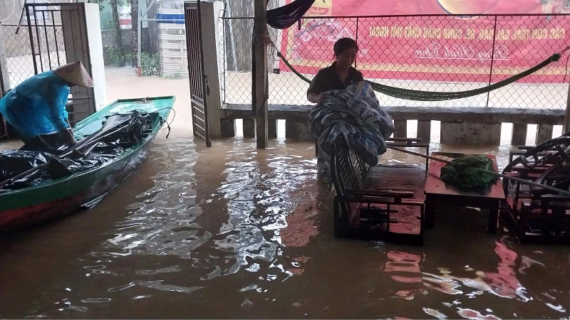Nước sông Lam dâng cao, người dân Nghệ An sơ tán trong đêm