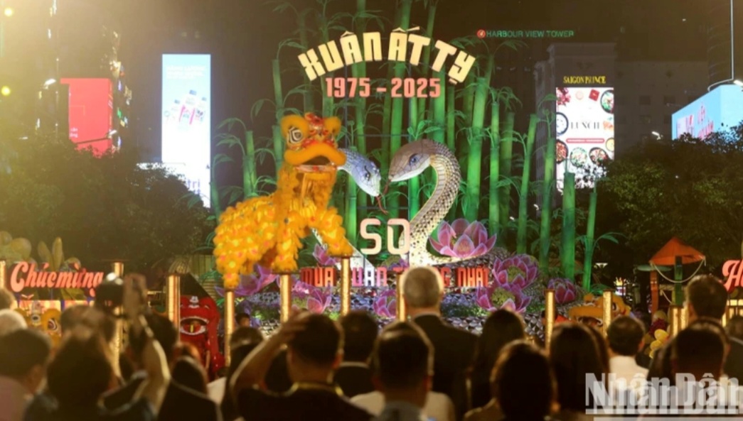 [Ảnh] Đông đảo người dân tham quan đường hoa Nguyễn Huệ Tết Ất Tỵ 2025