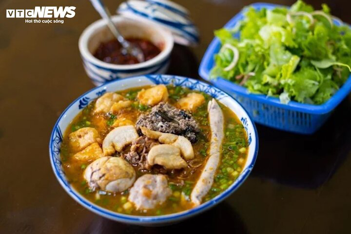Lên Hà Nội chúc Tết, tôi 'cắn răng' ăn bát bún riêu 120 nghìn đồng