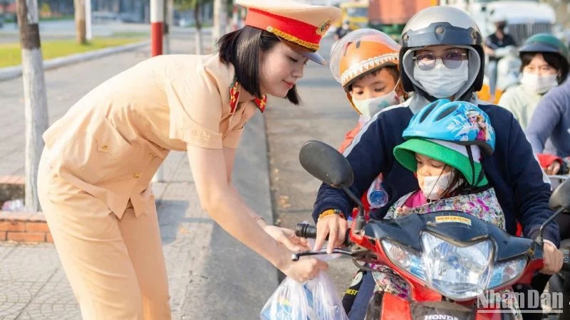 Người dân đón Tết hân hoan và an toàn