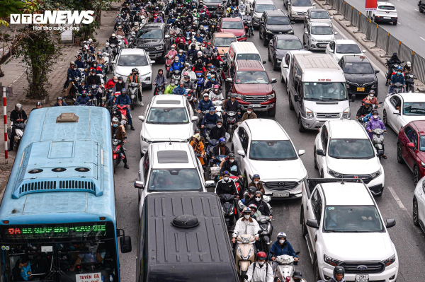 Kết thúc kỳ nghỉ Tết, trẻ em ngủ gục trên lưng bố mẹ trở lại Thủ đô