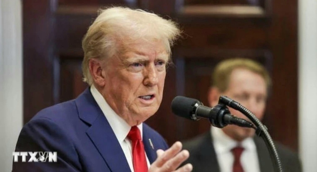Tổng thống Mỹ Donald Trump tạm hoãn áp thuế với Canada và Mexico