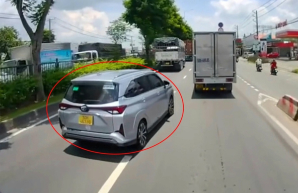 Xe ô tô lạng lách, đánh võng bị phạt bao nhiêu tiền?