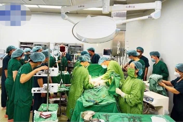 30 phút kịch tính cứu sản phụ bị ngưng tuần hoàn trên bàn sinh mổ