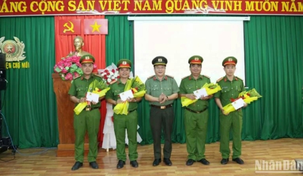 Huyện Chợ Mới tặng giấy khen cho các đơn vị phá án nhanh vụ án cướp