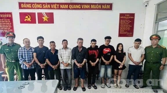 Bắt khẩn cấp các đối tượng khiêng quan tài đi qua chợ Bến Thành