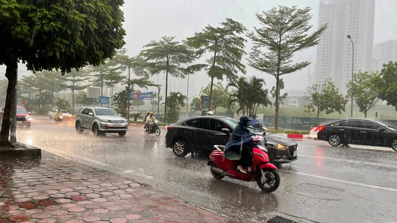 Cảnh báo dông lốc, sét, mưa đá và mưa lớn cục bộ ở khu vực nội thành Hà Nội