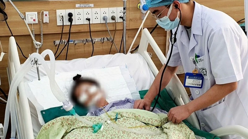 Hôn mê, nguy kịch tính mạng sau một ngày uống nước kiềm chữa bệnh