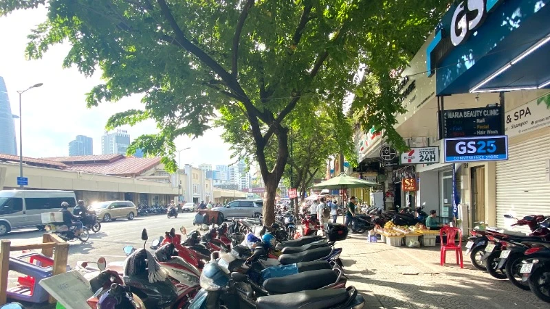 Thành phố Hồ Chí Minh bãi bỏ Quyết định 32 thu phí tạm thời vỉa hè