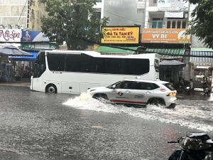 Thành phố Hồ Chí Minh: Mưa lớn từ sáng sớm, ngập nặng nhiều nơi