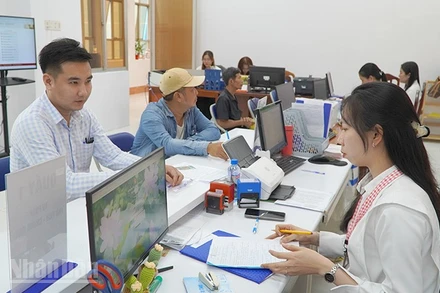 Công chức tự nguyện xin thôi việc hoặc bị cho thôi việc được hưởng chế độ, chính sách nào?