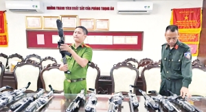 Ngăn chặn hành vi tàng trữ, sử dụng vũ khí quân dụng trái phép