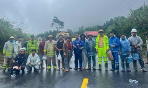 Lực lượng chức năng tiếp tế lương thực cho 70 người bị mắc kẹt tại đèo Lò Xo