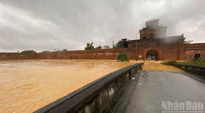 [Ảnh] Ngập lụt ở Huế nhìn từ hông cửa hữu, lối vào thành nội