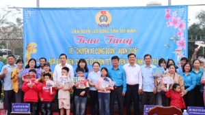 Ấm áp chuyến xe nghĩa tình đưa công nhân về quê đón Tết