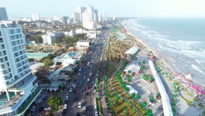 Du khách đổ về kín đặc bãi tắm Vũng Tàu trong sáng ngày mùng 5 Tết