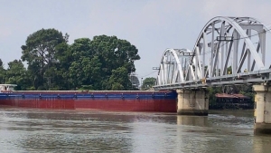 Tàu hàng va vào cầu Ghềnh, 6 người bị thương, đường sắt bắc-nam gián đoạn