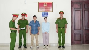 Khởi tố hai đối tượng sản xuất, buôn bán nước hoa giả