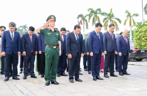 Các đồng chí lãnh đạo thành phố dâng hương tưởng niệm đồng chí Nguyễn Đức Cảnh