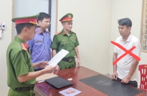 Khởi tố lái xe ô tô lạng lách, chống đối cảnh sát giao thông